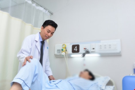 BS Nguyễn Hữu Thịnh khám bệnh cho bệnh nhân tại khoa Ngoại tiêu hóa BV ĐH Y Dược TP.HCM 