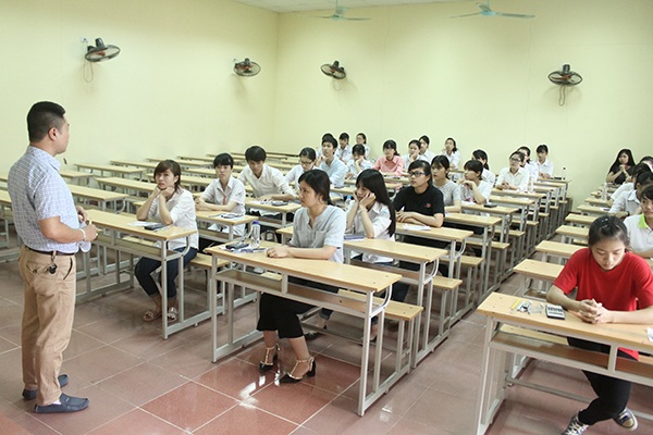 
Giám thị tại điểm thi Đại học Thủy lợi (Hà Nội) phổ biến quy chế thi sáng nay. (Ảnh: Mai Châm)
