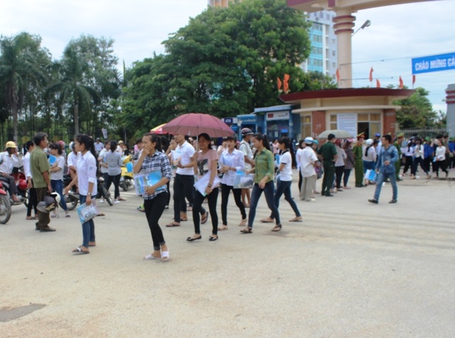 
Nhiều thí sinh chưa hết thời gian đã ra sớm do hoàn thành bài thi (ảnh: Nguyễn Thùy)
