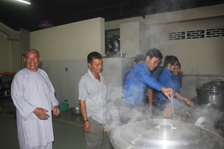 
Các tình nguyện viên sẵn sàng nấu cơm chay phục vụ miễn phí cho thí sinh và người nhà tham gia kỳ thi. (Ảnh: Minh Giang)

