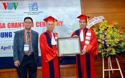 Bác sĩ Daniel Trương được phong hàm Giáo sư danh dự - 1 PGS TS BS Nguyễn Hoàng Bắc - Phó hiệu trưởng trường Đại học Y Dược TPHCM, Giám đốc Bệnh viện Đại học Y Dược TPHCM trao bằng Giáo sư Danh dự cho bác sĩ Daniel Trương.