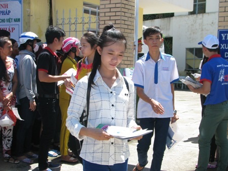 Thí sinh cụm thi Bạc Liêu hoàn thành môn Toán sáng 1/7. (Ảnh: Huỳnh Hải)