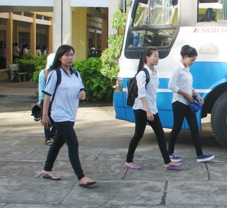 Thí sinh cụm thi Bạc Liêu hoàn thành môn Ngoại Ngữ chiều 1/7. Nhiều em cùng đánh giá cho biết, đề thi Tiếng Anh năm nay tương đối khó. (Ảnh: Huỳnh Hải)