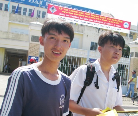 
Nhiều thí sinh Bạc Liêu ra sớm trong tâm trạng rất thoải mái sau buổi thi môn Ngữ Văn. (Ảnh: Huỳnh Hải)
