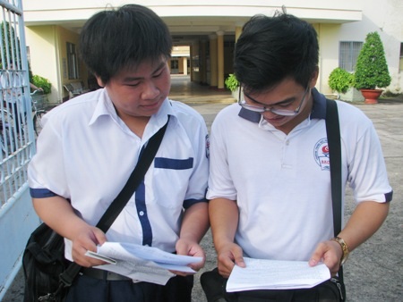 Thí sinh Bạc Liêu xem lại bài làm sau khi hoàn thành môn Vật Lý chiều ngày 2/7. (Ảnh: Huỳnh Hải)