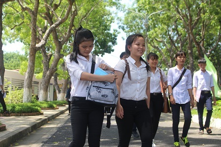 Thí sinh dự thi tại điểm thi ĐH Nha Trang sau khi kết thúc môn Toán, trưa 1/7 - Ảnh: Viết Hảo