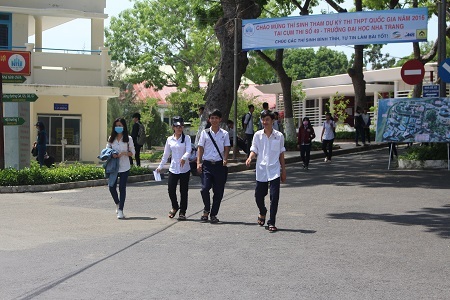 Thí sinh dự thi tại điểm thi ĐH Nha Trang ra về sau môn thi Văn, trưa 2/7 - Ảnh: Viết Hảo