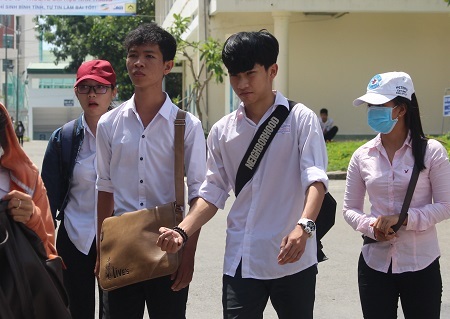 Thí sinh dự thi THPT quốc gia tại điểm thi ĐH Nha Trang - Ảnh: Viết Hảo