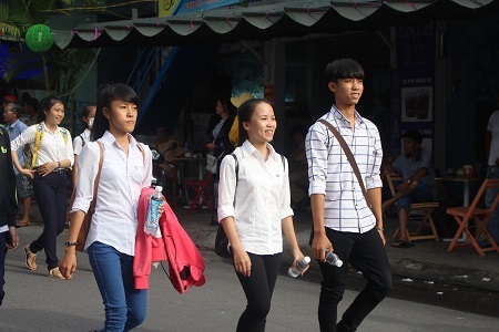 Thí sinh tại điểm thi ĐH Nha Trang sau mon Hóa, chiều 3/7 - Ảnh: Viết Hảo