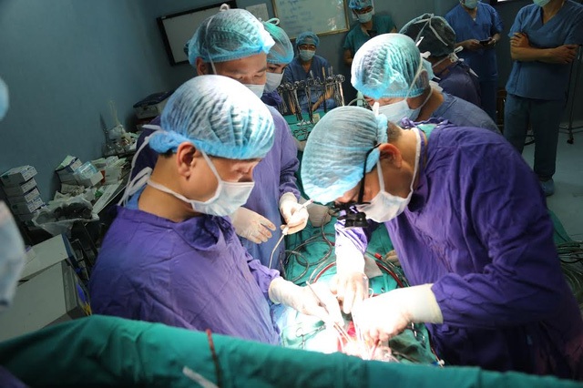 4 bệnh nhân suy tạng được cứu nhờ ghép tạng từ thanh niên chết não - 1 Từ nguồn tạng hiến của thanh niên không may chết não, các bác sĩ đã thực hiện 4 ca ghép, 1 ghép tim, 1 ghép gan và 2 ca ghép thận. Ảnh: L.T