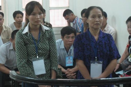 Ba mẹ con hò nhau đốt "vùng kín" người cùng thôn bằng mồi rơm - 1 Mẹ con bị cáo Đàm Thị Thư tại phiên tòa phúc thẩm, chiều 12-4