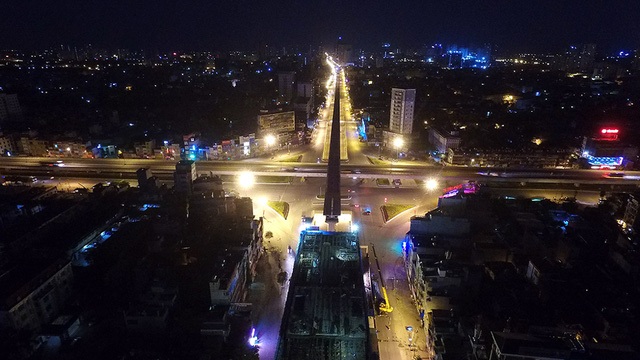 Hình ảnh những giao lộ ở Hà Nội đẹp lung linh huyền ảo trong đêm - 15
Giao lộ 4 tầng Khuất Duy Tiến - Nguyễn Trãi cũng là điểm nút giao thông quan trọng ở cửa ngõ phía Tây Nam của Hà Nội, cùng các hệ thống giao lộ bề thế khác góp phần hình thành mạng lưới giao thông đô thị hiện đại ở Thủ đô.