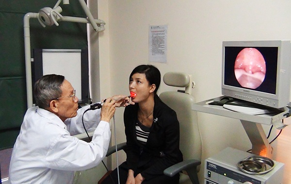 Viêm họng, khi nào cần dùng kháng sinh? - 1 GS.TS. Trần Hữu Tuân - Nguyên Viện phó viện Tai mũi họng TW khám họng cho bệnh nhân.