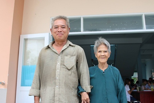 Khám cho dân sống quanh bãi rác Đông Thạnh: Xác định hơn 10 loại bệnh - 1 Người dân xã Nhị Bình, huyện Hóc Môn, TP HCM đến Bệnh viện quận Thủ Đức khám bệnh Ảnh: XUÂN THU