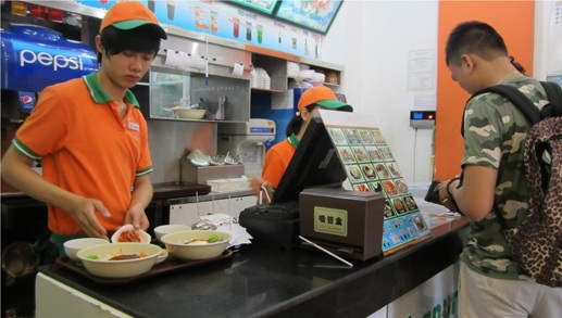 Khi sinh viên làm part-time - 1 Phục vụ tại quán ăn nhanh - công việc được nhiều sinh viên lựa chọn.