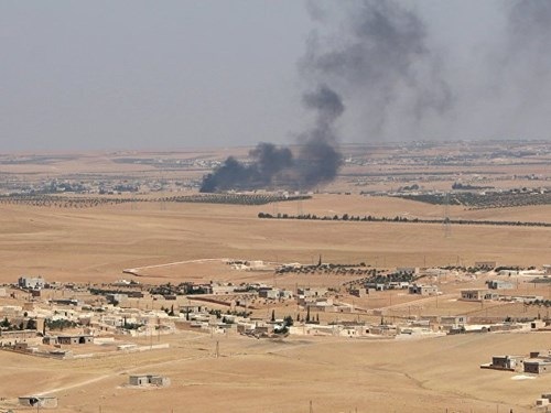 Syria: Phiến quân bắn phá các khu vực dân cư ở Aleppo, Damascus, Latakia - 1 Khói bốc lên từ các làng ở khu vực Manbij, ở Aleppo, Syria sau vụ tấn công bằng súng cối của phiến quân