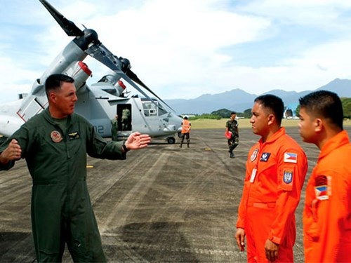 Đáp trả leo thang quân sự hóa Biển Đông - 1 Không quân Mỹ và Philippines hợp tác huấn luyện về máy bay V-22 Osprey tại căn cứ Antonio Bautista