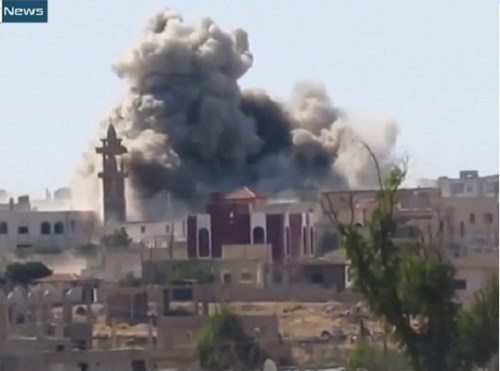 Chiến đấu cơ Syria dội bom tiêu diệt 100 tên khủng bố ở Hama - 1 Không quân Syria không kích trúng vị trí của IS ở Hama