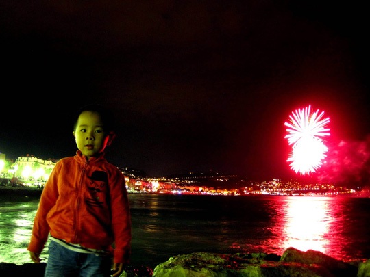 Cháu Tô Nam Long (Enzo, Tin), con của chị N.T.H.Thảo, trong đêm đi xem pháo hoa ở đường ven biển Promenade des Anglais 14-7 (Ảnh do chị N.T.H.Thảo cung cấp)