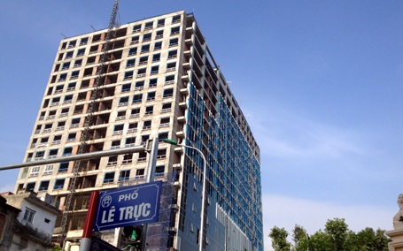 
Việc xử lí phần sai phạm tại tòa nhà 8B Lê Trực đã kéo dài nhiều tháng. (Ảnh: Quang Phong)
