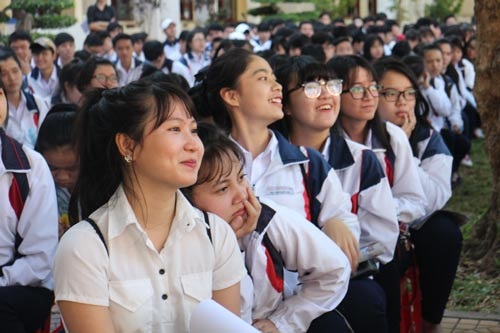 Lo “giành giật” thí sinh - 1 Thí sinh tham dự kỳ thi THPT quốc gia 2016. (Ảnh: Bảo Lâm)