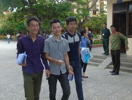 Các thí sinh tươi cười sau khi hoàn thành bài thi môn Vật lý