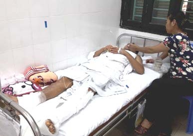 Vụ mổ nhầm chân ở bệnh viện Việt Đức gây bức xúc dư luận.