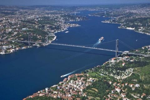 Mở cửa eo biển Bosphorus: Thổ không thể làm khác - 1 Cầu bắc qua eo biển Bosphorus