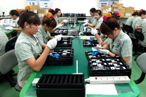 Mỗi ngày lương 1 triệu đồng, công nhân ở lại làm Tết - 2 Công nhân đang làm việc tại nhà xưởng