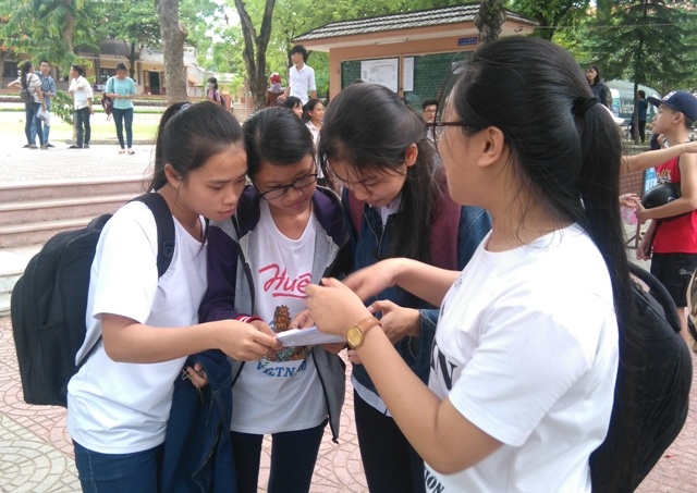 Thí sinh trao đổi về phương pháp giải bài thi. (Ảnh: Đăng Đức)