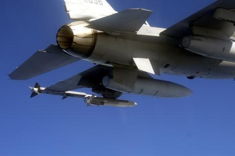 Mỹ mạnh tay mua vũ khí đối phó với S-400 - 1 Tên lửa - mồi bẫy MALD-J trên tiêm kích F-16.