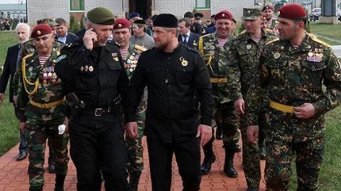 Nga đau đầu tính toán: Ramzan Kadyrov ra đi, Chechnya sẽ loạn - 1 Ông Ramzan Kadyrov (giữa) là nhà lãnh đạo rất có uy tín ở Cộng hòa Chechnya
