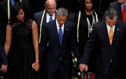 Tổng thống Obama: Chúng ta đã đòi hỏi quá nhiều từ cảnh sát - 1 Tổng thống Obama (giữa) dự lễ tưởng niệm 5 cảnh sát Mỹ bị sát hại tại Dallas. Ảnh AP