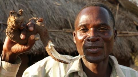 Nghề quái đản ở Malawi: Phá trinh bé gái - 1 Nghề quái đản ở Malawi: Phá trinh bé gái - 1