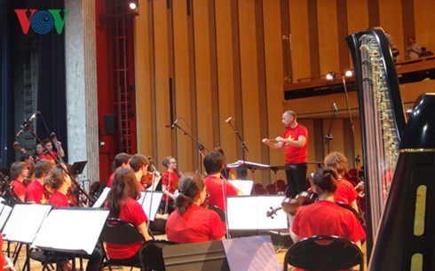 Quang cảnh buổi trình tấu ghi đĩa CD Tổ quốc yêu thương.