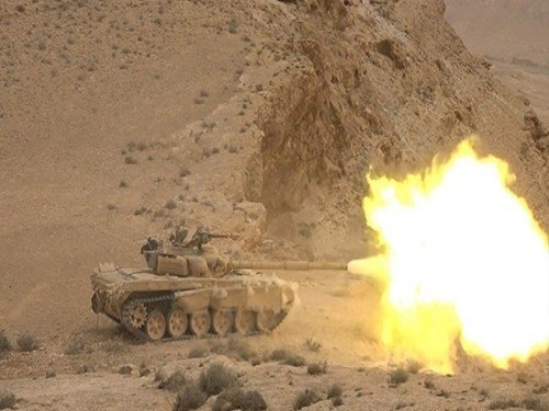Quân đội Syria đánh bật IS ra khỏi khu vực giàu dầu mỏ ở Raqqa - 1 Binh sĩ quân đội Syria nã đạn pháo vào vị trí của phiến quân IS ở Raqqa