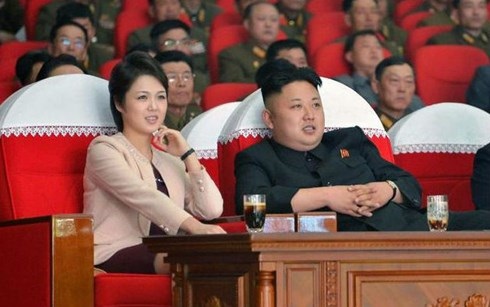Thân thế bí ẩn về 2 “bóng hồng” bên cạnh ông Kim Jong-un - 3
Ông Kim Jong-un và phu nhân Ri Sol-ju trong một buổi hòa nhạc. (ảnh: KCNA).