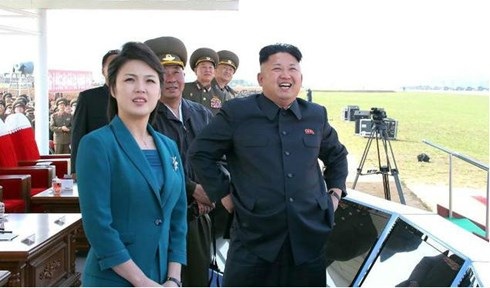Thân thế bí ẩn về 2 “bóng hồng” bên cạnh ông Kim Jong-un - 5 Đệ nhất phu nhân Ri Sol-ju tháp tùng chồng trong một sự kiện. (ảnh: KCNA).