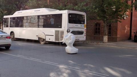 Robot Nga trốn khỏi phòng thí nghiệm gây ùn tắc giao thông - 1 Promobot gây chú ý trên đường phố Nga.