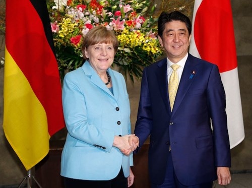Trong bữa tối với Thủ tướng Đức: Ông Abe khéo từ chối gia nhập NATO - 1 Thủ tướng Merkel (trái) và Thủ tướng Abe