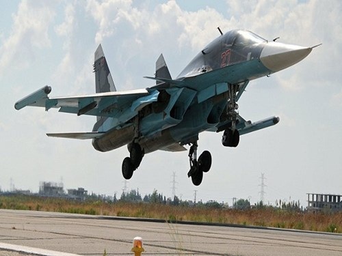 Su-34 Nga dội bom trúng các cơ sở dầu của IS gần Raqqa, Syria - 1 Chiến đấu cơ Su-34 của Nga