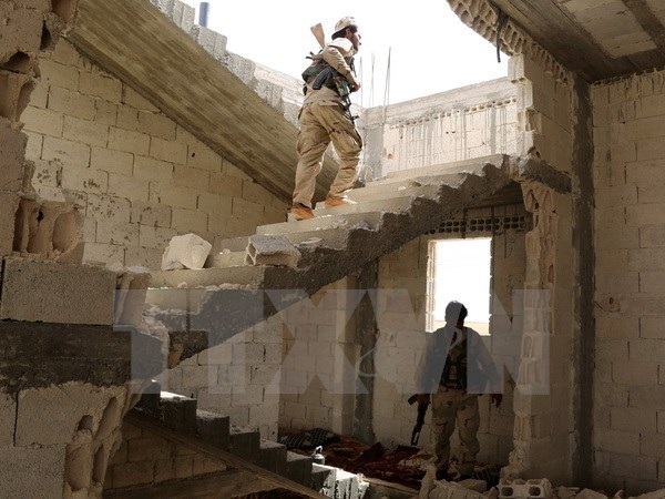 Quân đội Syria tiếp tục tiến công vào thành trì của IS - 1 Binh sỹ Syria làm nhiệm vụ tại khu vực ngoại ô Manbij, Aleppo ngày 15/6. (Nguồn: AFP/TTXVN)