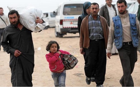 300.000 người bị mắc kẹt ở Aleppo, Syria đang gặp nguy cấp - 1 Người dân Syria tại một trạm xe khách ở Aleppo vào tháng 11/2014. (ảnh: AFP).