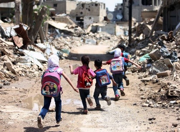 Nga áp dụng lệnh ngừng bắn kéo dài 48 giờ ở ngoại ô thủ đô Syria - 1 Trẻ em Syria đến trường học. (Nguồn: AP)