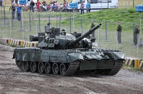 Tăng Armata chưa sẵn sàng, Nga dùng T-80 đối đầu với NATO - 1 Xe tăng T-80.