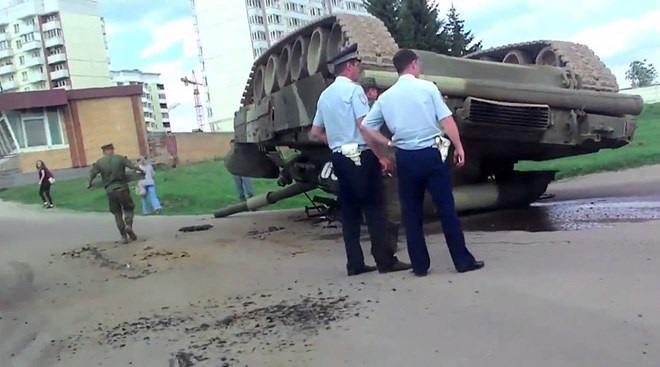 Bi hài xe tăng T-80 lật ngửa bụng trên đường ở Nga - 1 Cư dân mạng đã lan truyền hình ảnh về sự cố dễ gây mất mặt này (Nguồn: RT)