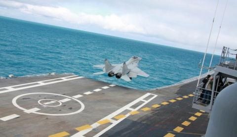 Tàu sân bay Nga tới đánh IS: Cú chốt hạ hoành tráng? - 1 Tiêm kích MiG-29K cất cánh thử nghiệm từ tàu sân bay Kuznetsov - Ảnh: Tập đoàn MiG