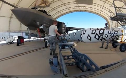 Tên lửa dành cho F-35 tung hoành trên Biển Đông - 1 Lắp tên lửa AIM-120 AMRAAM cho tiêm kích F-35A.