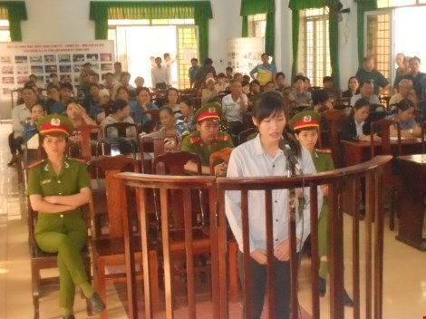 Phạt nặng cô gái cởi áo "nói chuyện" với công an - 1 Phạt nặng cô gái cởi áo "nói chuyện" với công an - 1