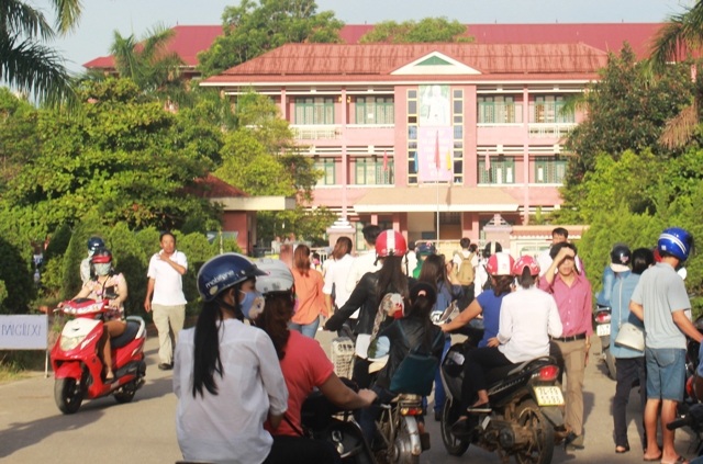 
Các thí sinh được phụ huynh đưa đến trường thi khá sớm (ảnh Đăng Đức)
